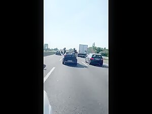 Ragazze ubriache nude in autostrada a Bologna