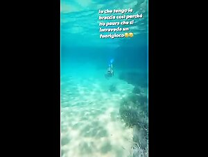 Elena Morali bikini sotto l'acqua