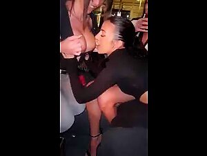 Amiche ubriache si leccano il seno in un bar